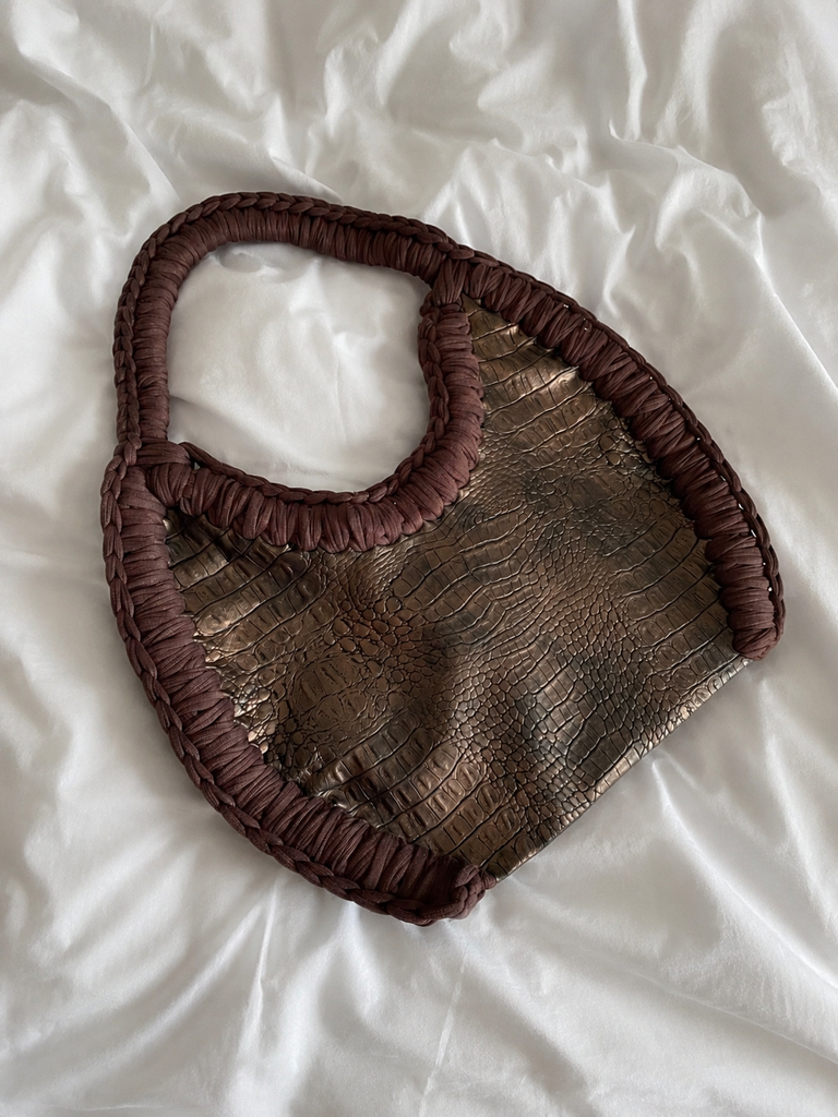 Bolso crochet trapillo serpiente marrón