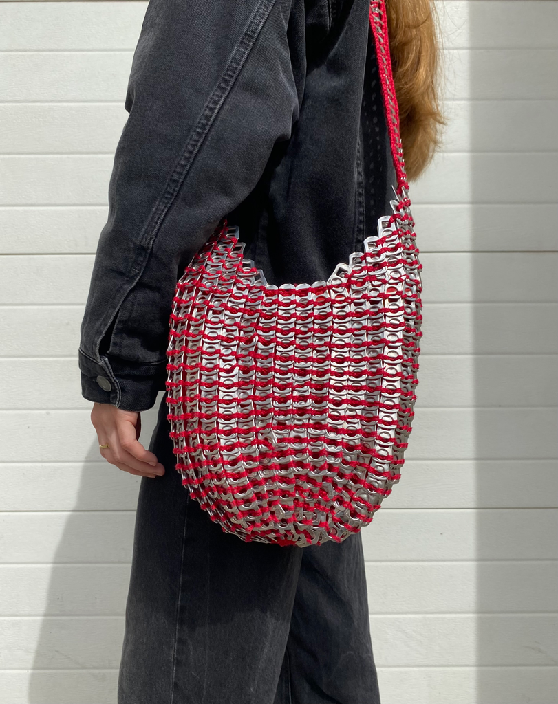 Bolso crochet chapas latas rojo