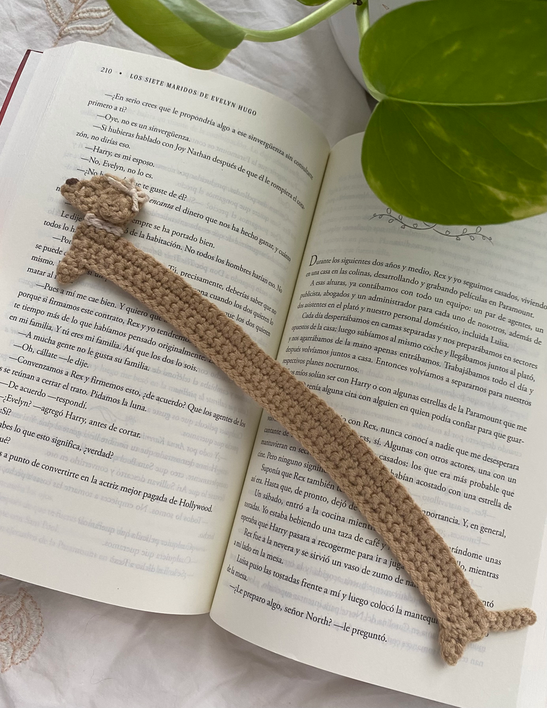 Marcapáginas crochet perro teckel lazo