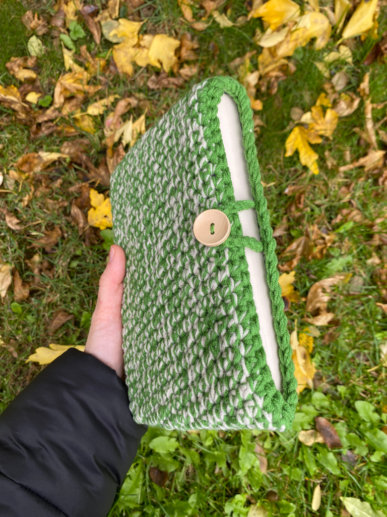 Funda crochet libro verde