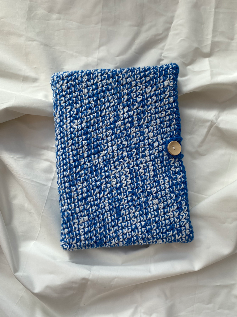 Funda crochet libro azul
