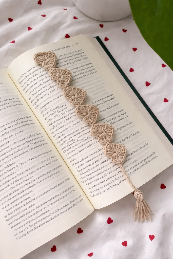 Marcapáginas crochet corazón crema