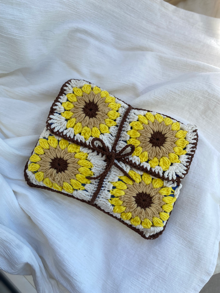 Funda crochet libro bolsillo grannys girasoles
